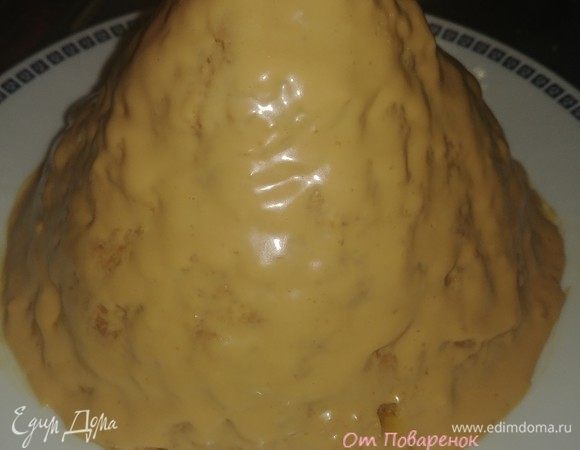 Формируем торт в виде муравейника и обмазываем сверху кремом, который до этого отложили отдельно.