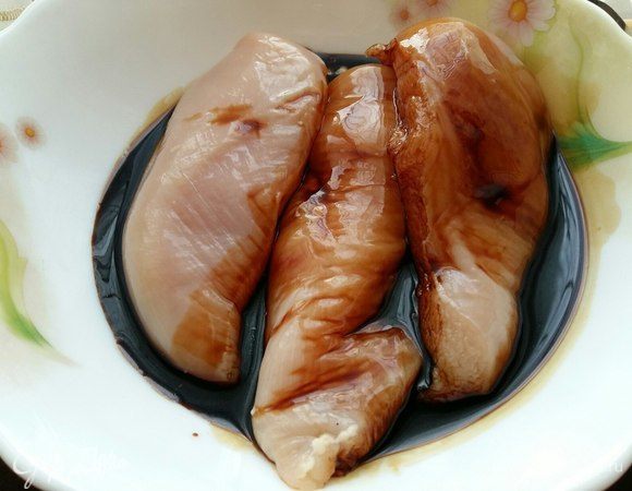 Замариновать куриные грудки в соусе терияки, накрыть и убрать на 2 часа в холодильник.