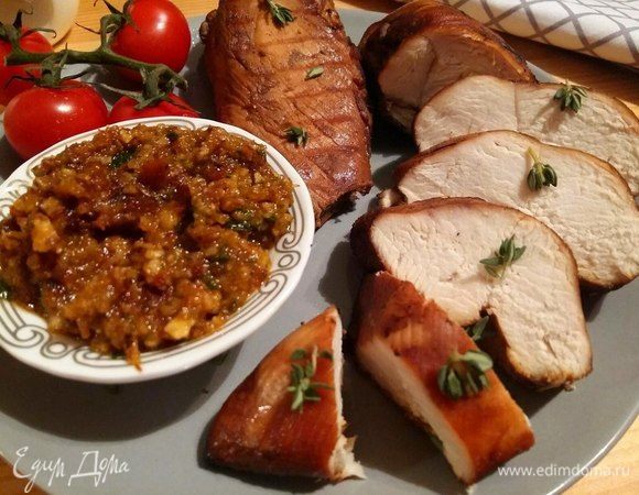 Нарезать куриную грудку и подать с соусом.