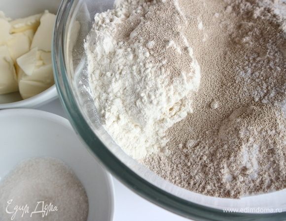 В одну миску поместить оба вида муки, сухие быстродействующие дрожжи, соль. Хорошо перемешать.


