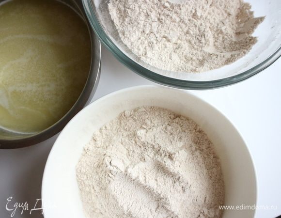 Растопить сливочное масло, добавить сахарный песок, воду. Размешать. Температура смеси для добавления к муке должна быть в диапазоне примерно 36-37°С. 