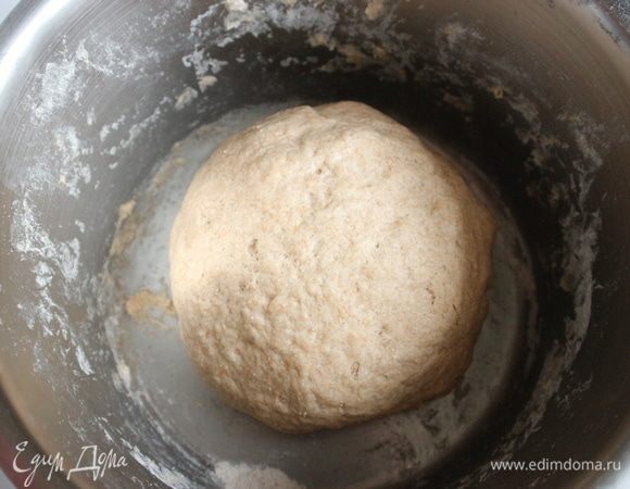 Затем смешать жидкую часть теста с оставшейся мукой. Хорошо перемешать. Придать тесту форму шара, затянуть пленкой. Оставить на 50 минут при комнатной температуре.