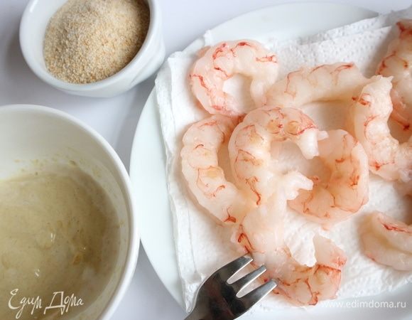 Приготовить начинку. Помыть и просушить салат Фриллис хрустящий. Креветки разморозить, смешать сливки с горчицей, посолить смесь. Обмакнуть каждую креветку в эту смесь.