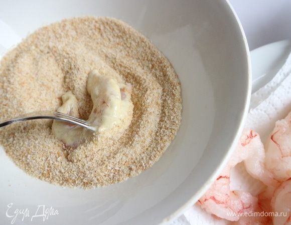 Затем в панировочных сухарях. Разогреть оливковое масло на сковороде, обжарить креветки до золотистой, хрустящей корочки.