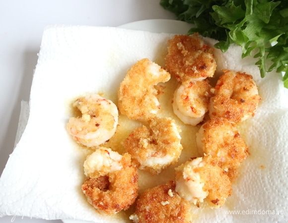 Поместить креветки на бумажное полотенце, чтобы стекло лишнее масло.