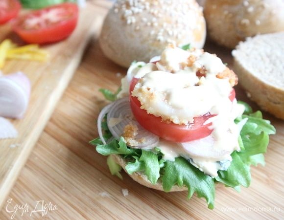 Соус. Накрыть верхней половиной булочки.