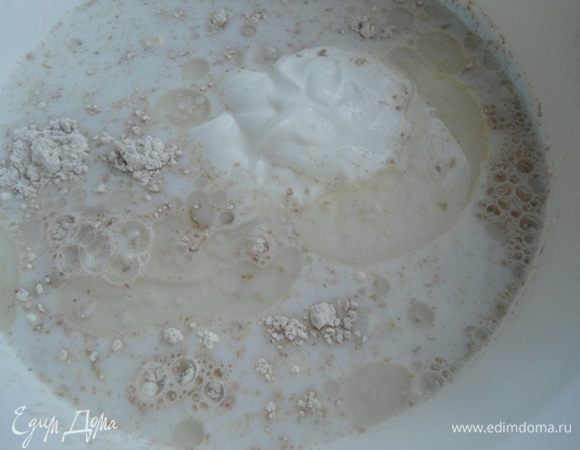 Молоко и воду подогреть (не выше 36°С). Добавить сметану, масло и ввести в мучную смесь (сметану можно заменить на кефир, простоквашу или несладкий йогурт).