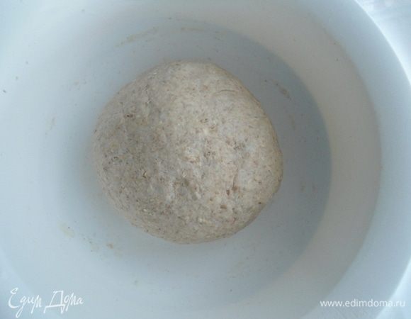 Замесить плотное, но податливое тесто. Месть в течение 10 минут. Если нужно, припылить стол и руки мукой, но совсем немного. Миску смазать растительным маслом. Выложить в нее шар из теста, накрыть крышкой или полотенцем и убрать на расстойку на 1–1,15 минут в теплое место без сквозняков.