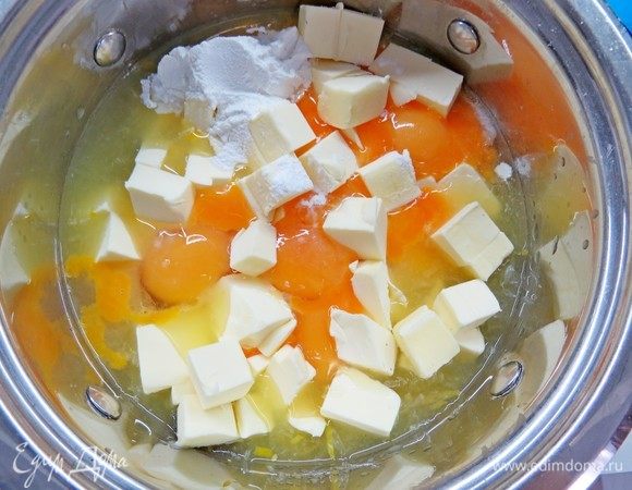 Добавить к лимонному соку и цедре остальные ингредиенты: желтки (курд на желтках нежнее, чем на целых яйцах!), сахар, сливочное масло, нарезанное мелким кубиком, щепотку соли и кукурузный крахмал.
Организовать водяную баню: в кастрюльку налить воду, на кастрюлю поставить наш сотейник. Вода должно слабо кипеть и дно сотейника не должно касаться воды.