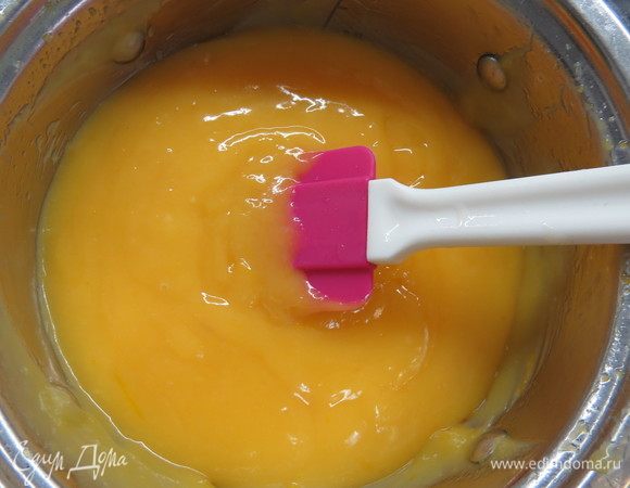 При постоянном помешивании довести смесь до загустения. У меня обычно это занимает 7-8 минут. Если хотите совсем нежную текстуру (без кусочков цедры), курд можно протереть через мелкое сито (но этот шаг не обязателен).