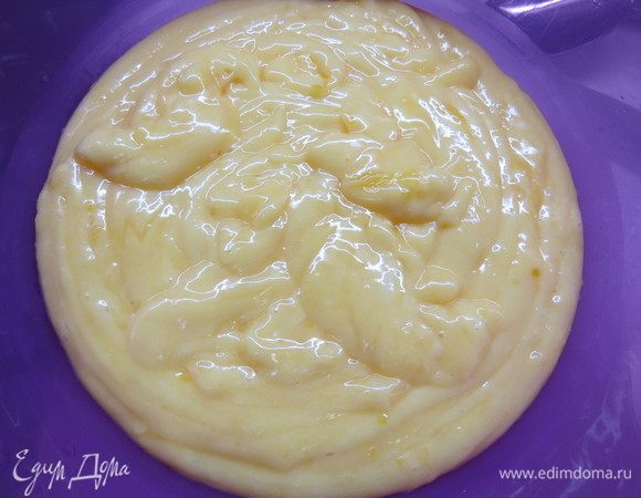 Лимонный курд контактно накрыть пищевой пленкой. Это предотвратит появление корочки на креме при остывании. Поместить лимонный курд в холодильник.