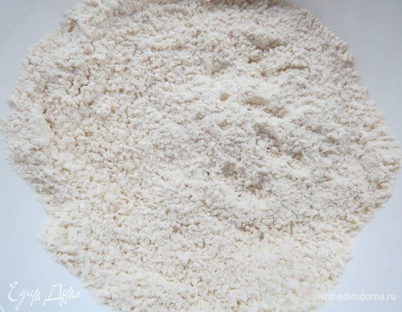 Готовим кокосовую основу. Просеять муку и разрыхлитель, добавить кокосовую стружку, соль и сахар.