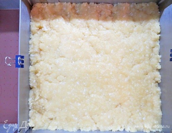 Выложить тесто в форму или металлическую рамку размером 20Х20 см.