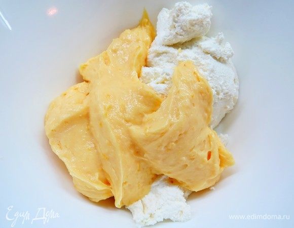 Приступаем к приготовлению лимонного крема. В чашу поместить рикотту и постепенно добавить лимонный курд. Всего нам понадобится 300 г лимонного курда. Перемешать вручную венчиком, миксером взбивать не надо, иначе масса получится слишком жидкой.