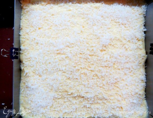 Выложить лимонный крем на тесто. Сверху посыпать кокосовой стружкой.