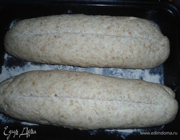 Батоны после расстойки. По желанию, сделать надрезы. Поставить в разогретую духовку на 45 минут. Если сильно подрумяниваются, духовку убавить до 160°С.