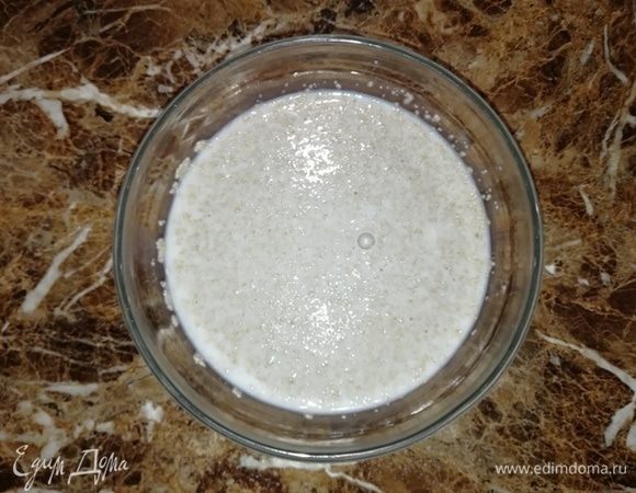 В теплое молоко добавьте сахар и дрожжи. Перемешайте и оставьте на 10 минут.