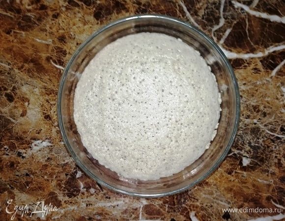 Через 10 минут дрожжи поднимутся шапочкой.