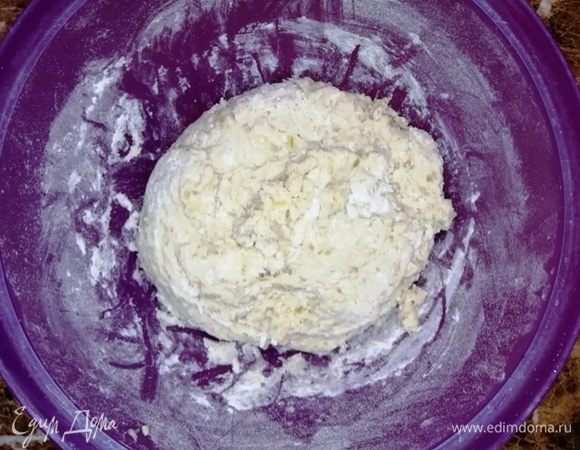 Тесто получается слегка неоднородным и в меру липким. Это нормально. Долго вымешивать тесто не надо, будет тяжелым.