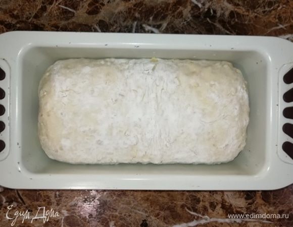 Подкатываем тесто и кладем в форму для запекания на расстойку на 10 минут.