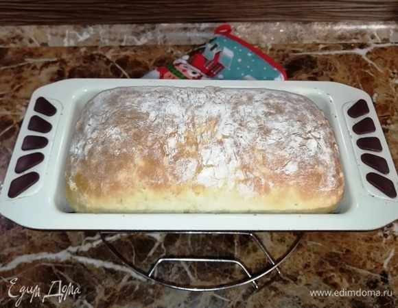Достаем хлеб из духовки и остужаем в форме минут 10.