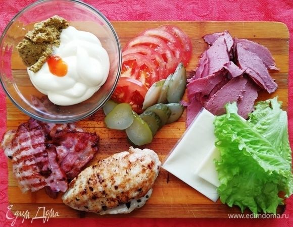 Собираем клуб-сэндвичи. Хлеб режем на 9 одинаковых частей и запекаем в духовке 10 минут при 180°С. 
Огурец, помидор, копченую говядину, обжаренный на сковороде-гриль бекон и куриную грудку-гриль режем пластинками.
Для соуса смешиваем майонез, французскую горчицу и соус чили.