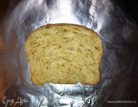 На лист фольги выкладываем кусок хлеба.