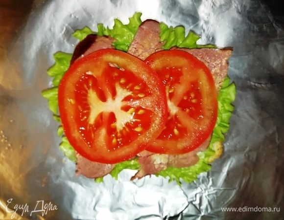 Дольки помидора.