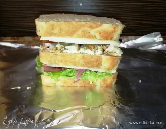 Собрали клаб-сэндвич. Заворачиваем в фольгу и отправляем в духовку, разогретую на 180°С на 10 минут.