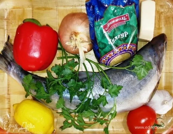 Подготовьте ингредиенты. Лук и болгарский перец нарежьте кубиком, лимон и помидор —
 слайсами, петрушку и чеснок измельчите. Почистите рыбу от чешуи и удалите жабры. Горбушу положите на брюшко, разрежьте по хребту и выньте его вместе с костями.