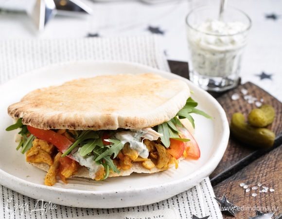 Сделайте надрез на питах (примерно до половины), чтобы получился карман (по желанию, ее можно прогреть в духовке 3–4 мин.). Уложите в каждую питу листья салата, кусочки куриной грудки, перец и ломтики бекона. Полейте соусом, накройте второй частью питы и подавайте. Приятного аппетита!