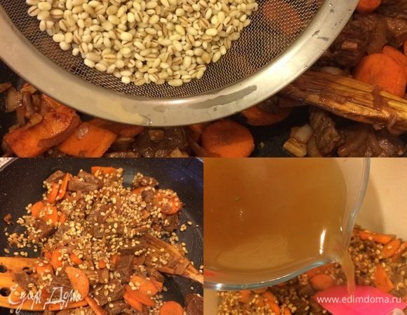 Затем добавить перловку, перец, чили, соль, перемешать и снять с огня. Переложить массу в утятницу, залить бульоном, добавить лавровый лист, перемешать, довести до кипения, снять с огня.