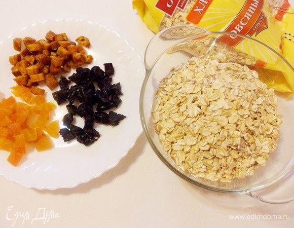 Курагу, чернослив и сушеные бананы помыть и мелко нарезать.