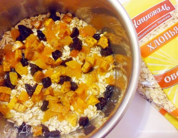 Овсяные хлопья ТМ «Националь» и сухофрукты поместить в кастрюлю и залить теплой кипяченой водой. Накрыть крышкой и оставить до утра.