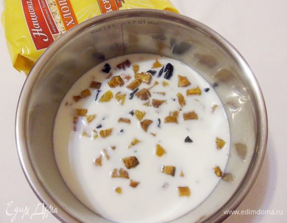 В кастрюлю добавить 200 мл молока, перемешать, добавить соль и сахар по вкусу. Поставить вариться.  