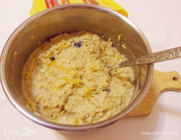 Дать каше закипеть, затем уменьшить огонь до минимума, постоянно помешивая варить 3-4 минуты.