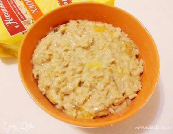 Овсяная каша готова. При желании сахар в кашу можно не класть. Полейте готовую и разложенную по тарелкам овсянку жидким медом. Будет еще вкуснее!