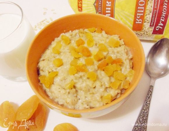 Овсяная каша с сухофруктами готова. Садимся завтракать. Приятного аппетита!