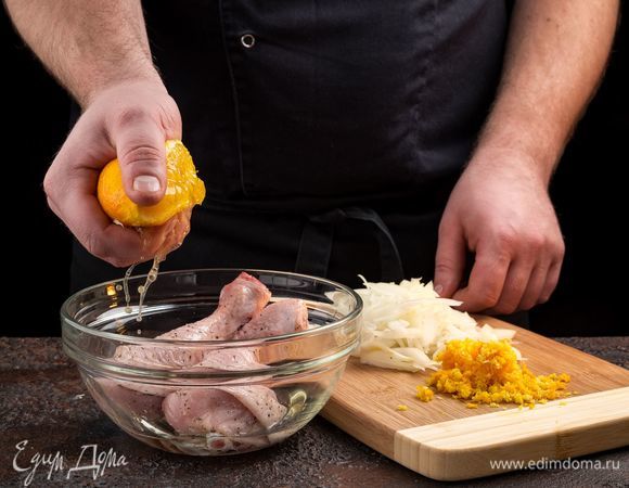 Сделайте маринад: цедру апельсина натрите на мелкой терке. Лук нарежьте соломкой. И выжмите сок из половинки апельсина. Поместите все в емкость к бедрышкам, перемешайте и оставьте на 30 минут мариноваться.