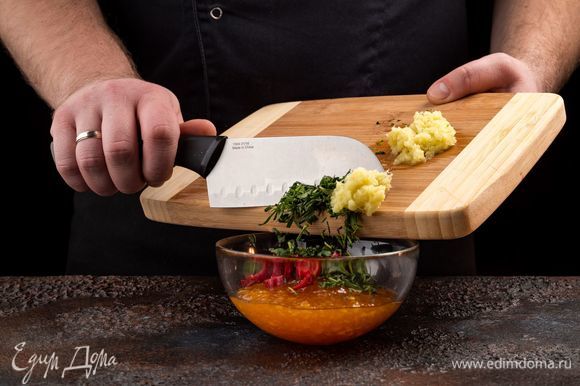 Для глазури смешайте тертый имбирь (3 см), апельсиновый джем, нарезанный тархун и мелко порубленный перец чили.