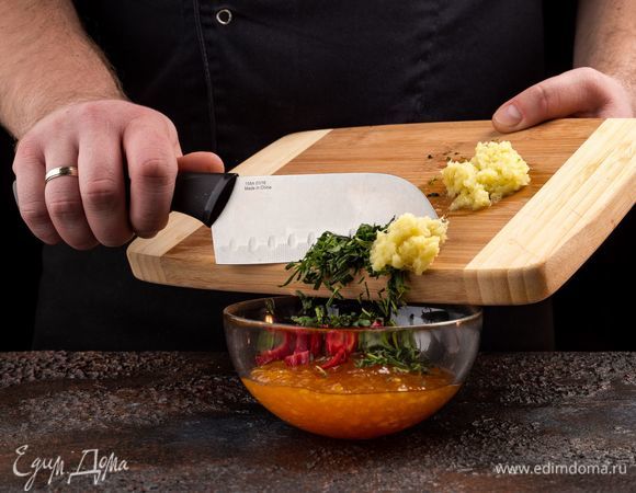 Для глазури смешайте тертый имбирь (3 см), апельсиновый джем, нарезанный тархун и мелко порубленный перец чили.