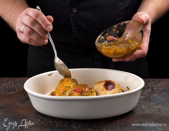 Достаньте блюдо из духовки, смажьте куриные бедра глазурью. Готовьте с функцией «гриль» еще 5 минут.