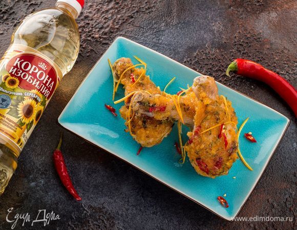 Готовые куриные бедра выложите на сервировочное блюдо и подавайте горячими к столу. Приятного аппетита!