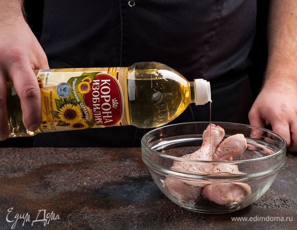 Куриные бедра промойте, обсушите бумажными полотенцами. Натрите со всех сторон солью и перцем. Полейте рафинированным подсолнечным маслом ТМ «Корона изобилия».
