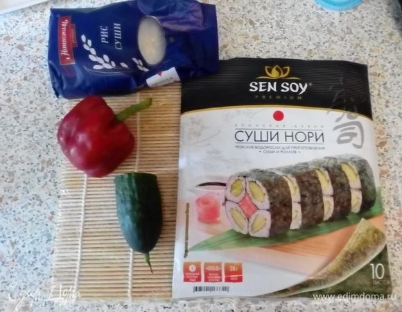 Подготовить ингредиенты. Сварить рис ТМ «Националь» (1 к 2), добавить 2 ст. л. рисового уксуса и настоять под крышкой ~15 минут.