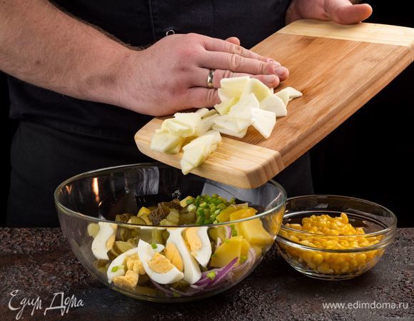 В последнюю очередь очистите и нарежьте кубиками яблоки, чтобы они не успели потемнеть. Добавьте яблоки к остальным ингредиентам.