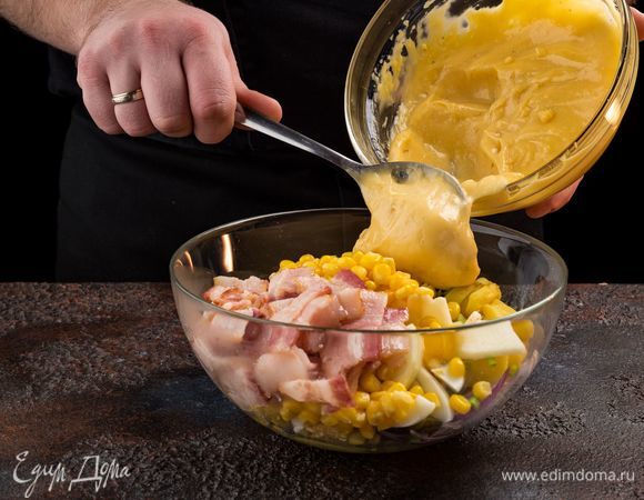 Соедините все нарезанные ингредиенты, добавьте бекон и кукурузу. Добавьте домашний майонез, салат перемешайте, посолите и поперчите по вкусу. Поставьте на некоторое время в холодильник. 