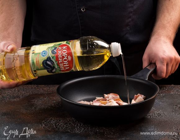 Бекон нарежьте и обжарьте на подсолнечно-оливковом масле ТМ «Корона изобилия».