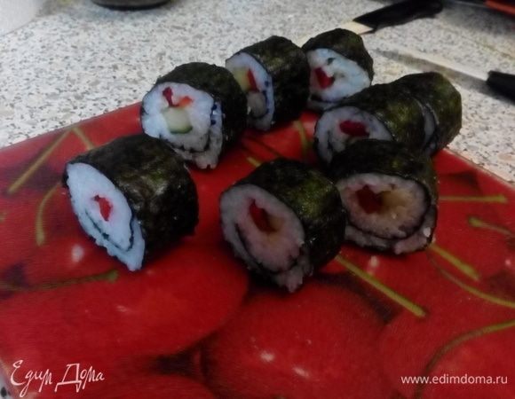 Нарезать ролл на 8 кусков.