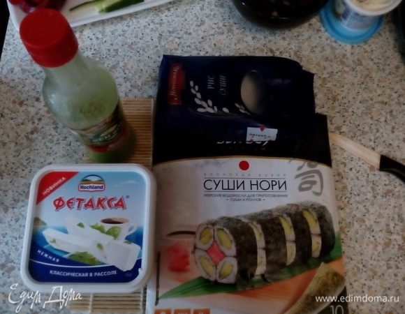 Подготовить ингредиенты. Сварить рис (1 к 2), добавить 2 ст. л. рисового уксуса и настоять под крышкой ~15 минут.